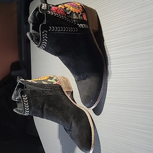 Tiara Boho Floral Embroidered Black Suede Ankle Boot‎ Women's 6.5 Good Condition